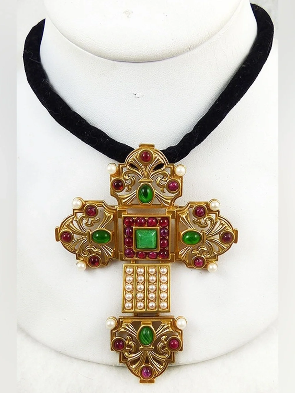 Elizabeth Taylor for Avon articulated Cross Necklace As is